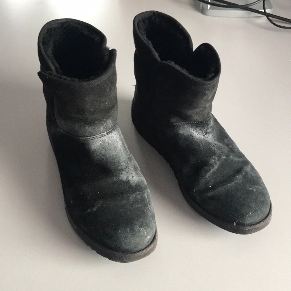 Used Ugg Kristin Boots in Black size 8